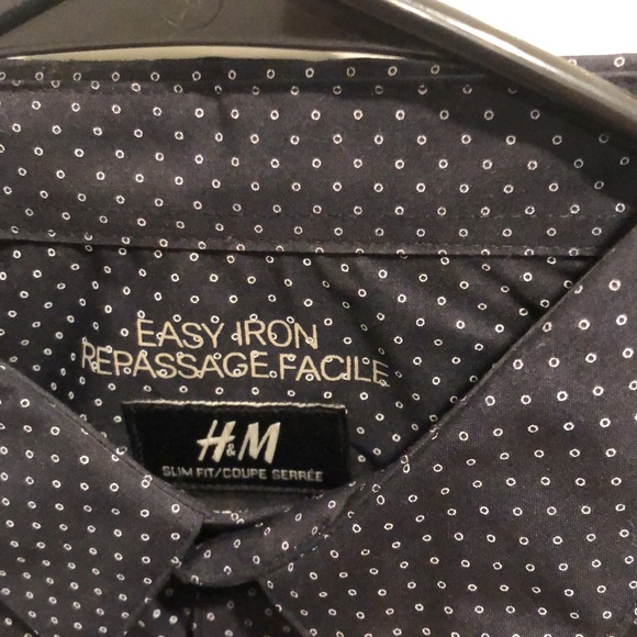 H&M easy iron, slim fit black button up - Picture 3 of 3